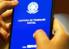 LULA, o presidente que criou em 8 meses, 1 milhão de empregos; o outro? nunca trabalhou. A escolha entre o progresso democrático e a falência fascista