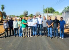 Prefeito dá seguimento às obras de pavimentação e drenagem e assina ordem de serviço no bairro Jardim Itamaraty