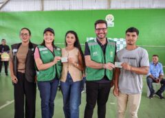 Em Porto Walter, governador Gladson e vice-governadora Mailza entregam habilitações do Programa CNH Social e coletes para mototaxistas