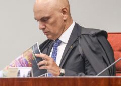 Moraes dá 24 horas para Bolsonaro explicar arma apreendida em blitz
