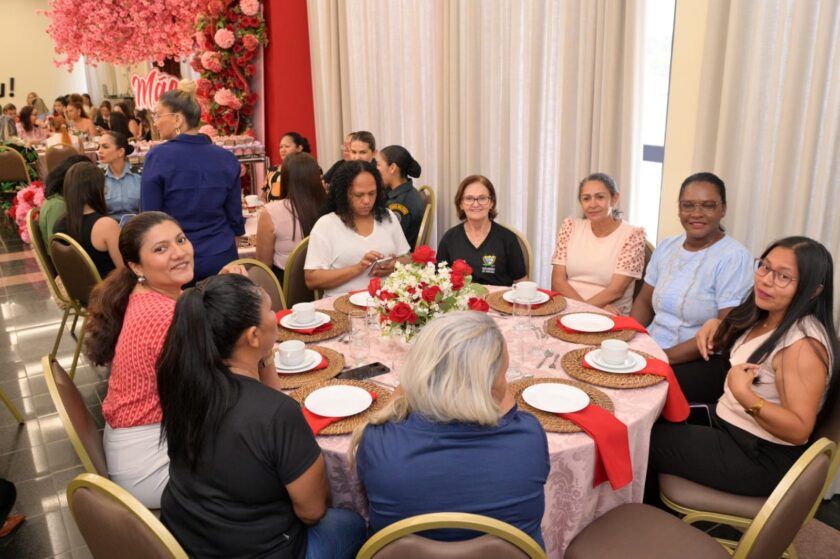 A imagem atual não possui texto alternativo. O nome do arquivo é: Cafe-especial-homenageia-maes-servidoras-no-Palacio-Senador-Helio-Campos_Fernando-Oliveira-SecomRR-5.jpeg