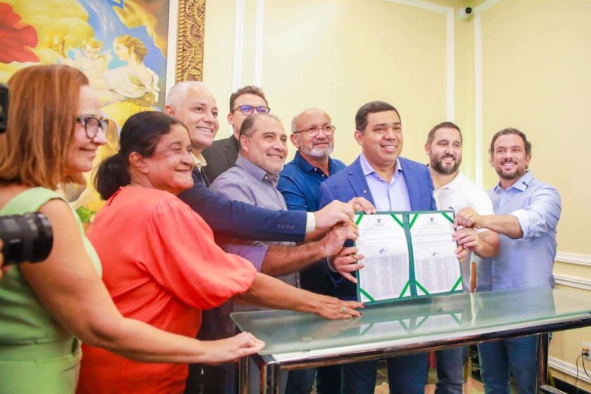 A imagem atual não possui texto alternativo. O nome do arquivo é: Governador-Soldado-Sampaio-anuncia-pagamento-de-mais-de-3.000-progressoes-a-servidores-do-quadro-ger.jpeg