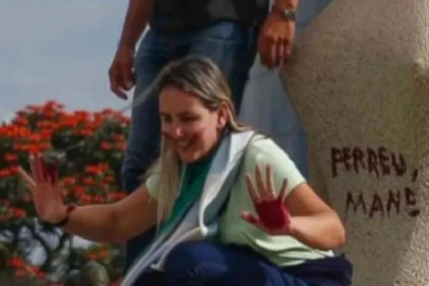 A imagem atual não possui texto alternativo. O nome do arquivo é: perdeu-mane-estatua-batom-pichada.jpg