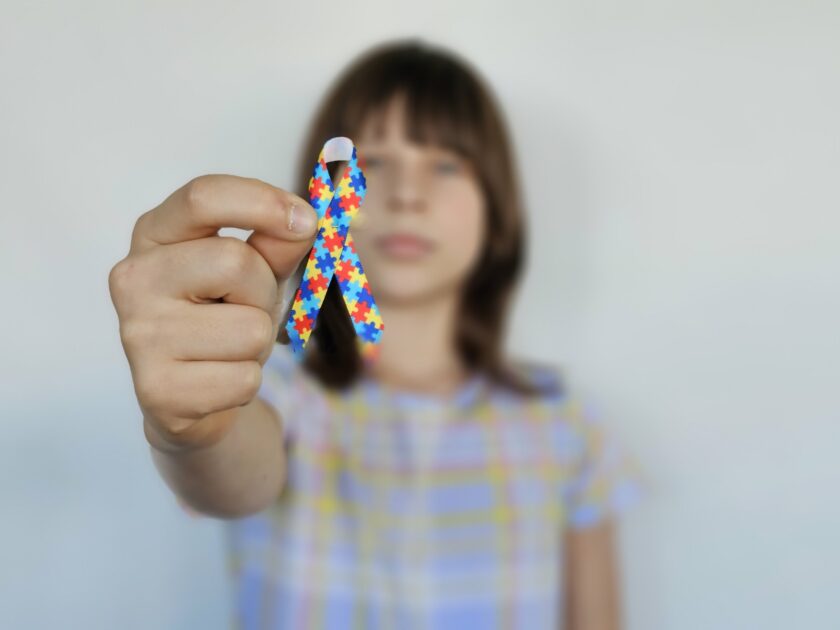 A imagem atual não possui texto alternativo. O nome do arquivo é: teenager-holding-colorful-ribbons-raising-awareness-about-autism-scaled.jpg