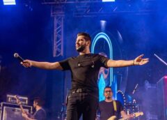 Léo Magalhães embala público com romantismo na quarta noite do São João no Parque Anauá