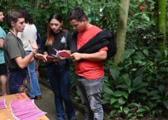 Outubro Rosa começa em Santos com distribuição de laços e mensagens de conscientização no Orquidário