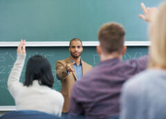 Imagem não autorizada de professor leva à condenação de faculdade