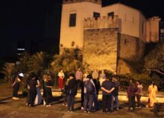 Alunos da EJA fazem visita noturna a marco histórico de Santos