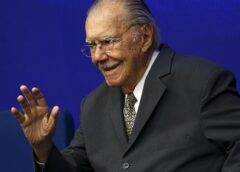 José Sarney recebe alta hospitalar após nove dias de internação