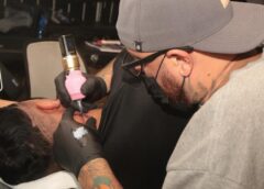 Evento em Santos une tatuagem, solidariedade sob o tema do Outubro Rosa